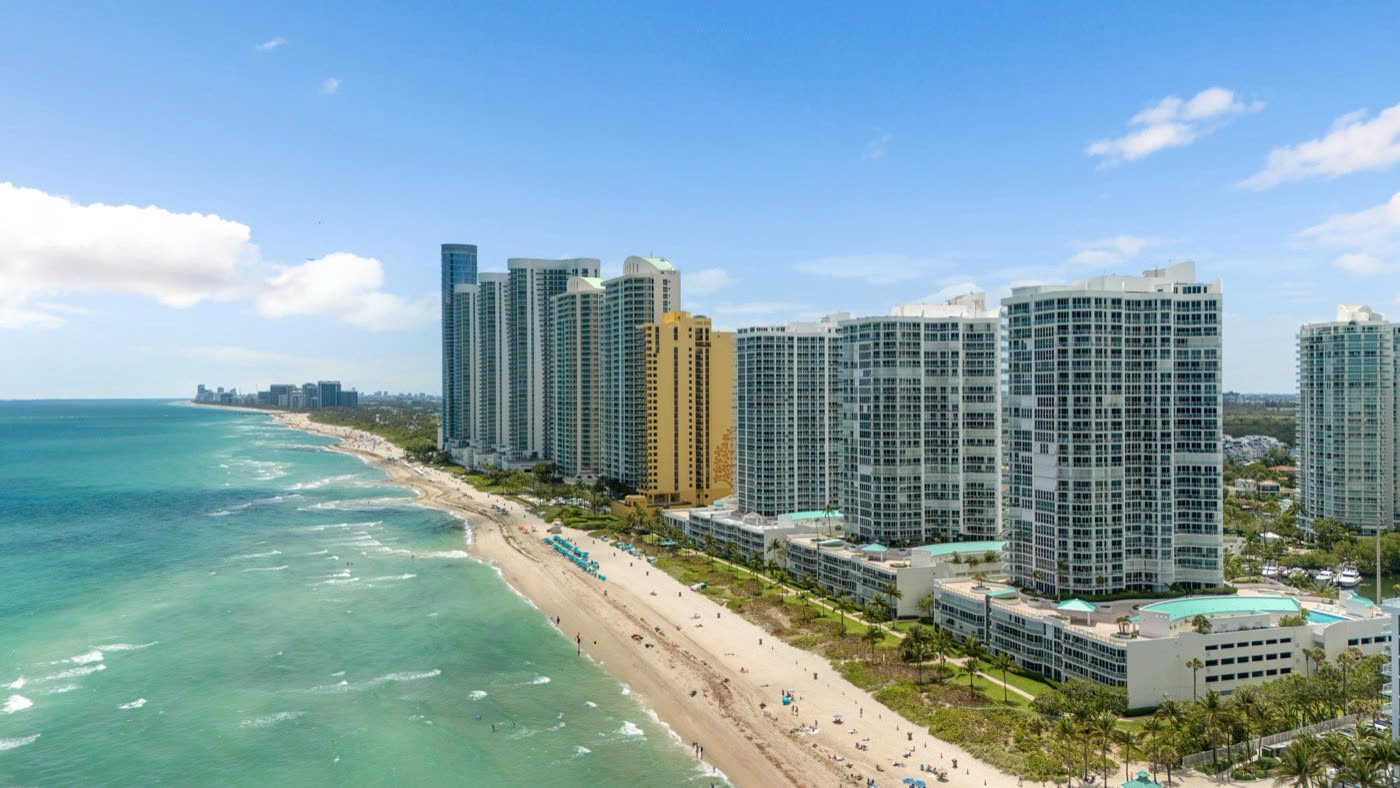 Vista aérea de la línea de torres frente al mar en Sunny Isles Beach